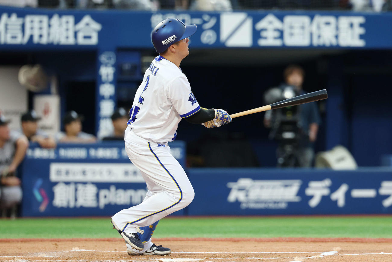 DeNA対巨人　2回裏DeNA無死、左越えソロ本塁打を放つ牧（撮影・宮地輝）