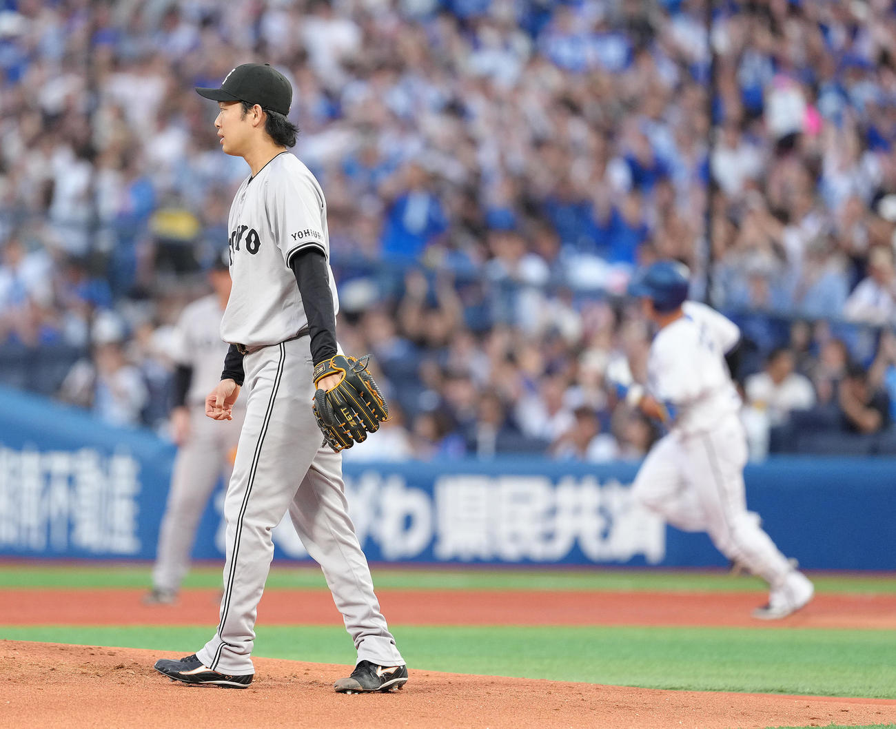DeNA対巨人　2回裏DeNA無死、牧（右）に先制本塁打を浴びた山崎（撮影・足立雅史）
