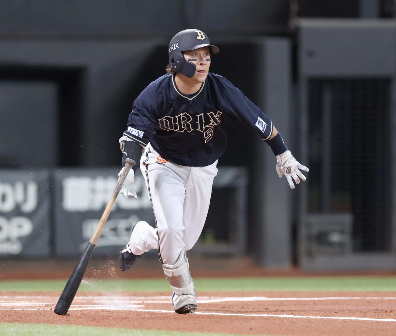 日本ハム対オリックス　1回表オリックス2死一、二塁、右越え適時二塁打を放つ西野（撮影・黒川智章）