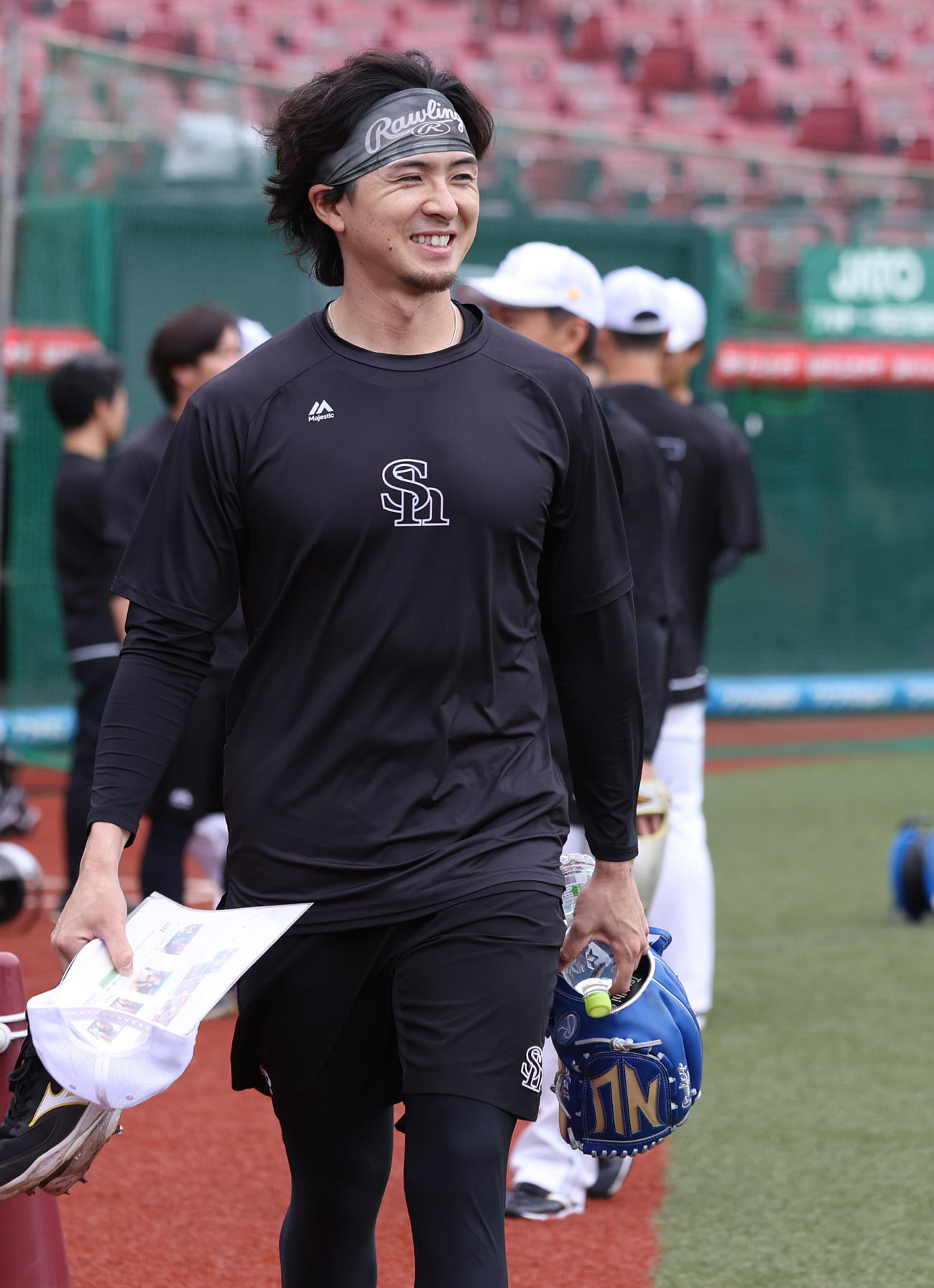 楽天対ソフトバンク　試合前、練習に向かうソフトバンク上沢（撮影・水谷安孝）