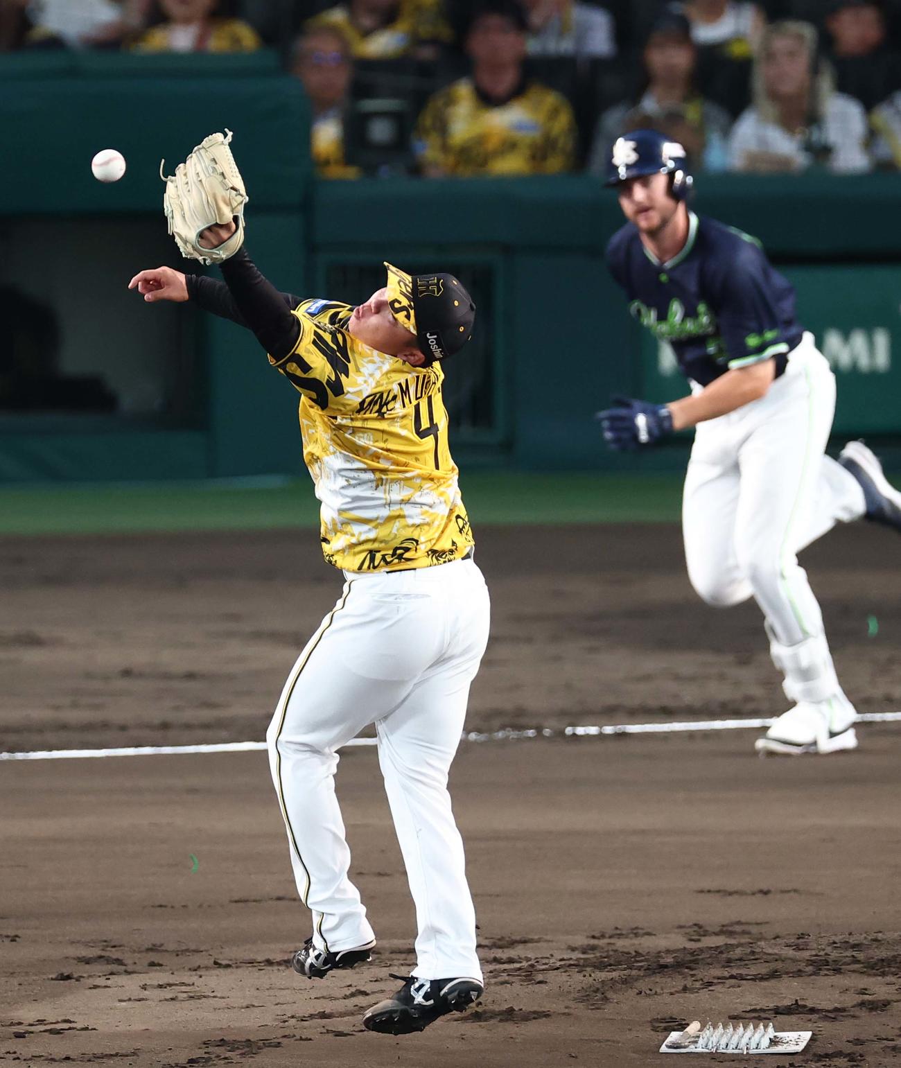 阪神対ヤクルト　2回表ヤクルト2死一、三塁、村上はランバートの打球にグラブをのばすも捕れず先制適時打を許す（撮影・上田博志）