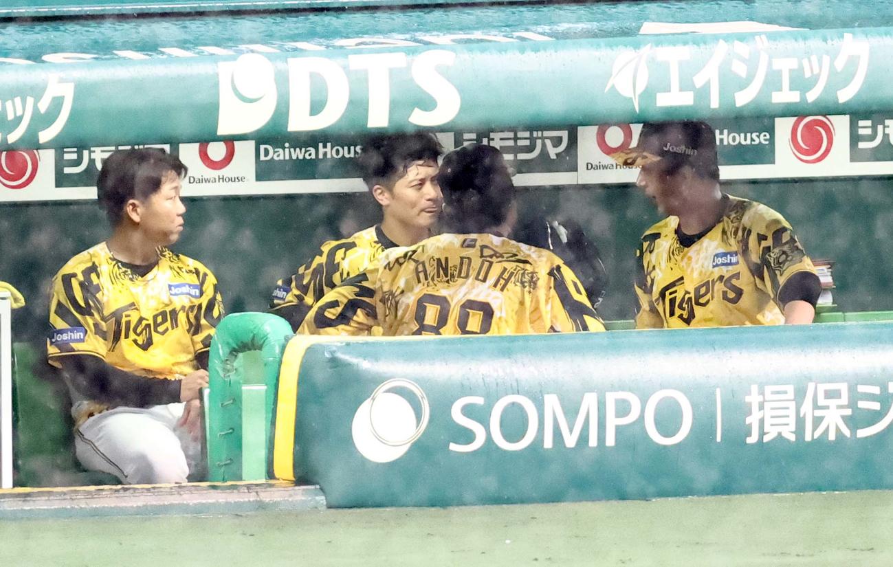 阪神対ヤクルト　2回、藤川監督（右）は6失点した村上（左）に声を掛ける（撮影・上田博志）