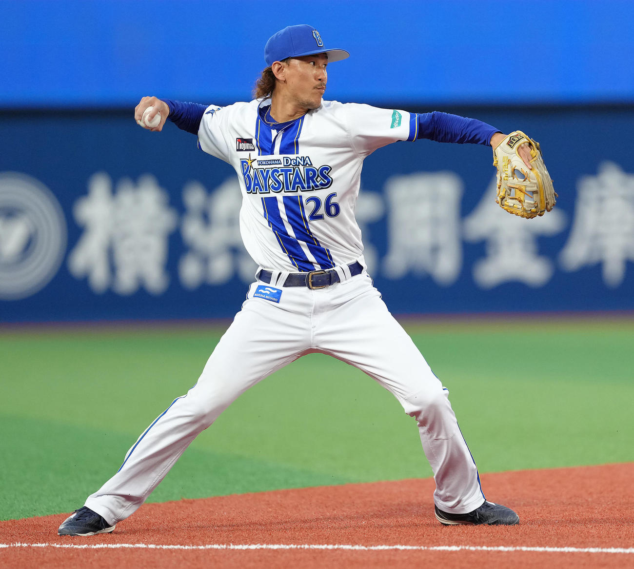 DeNA対巨人　3回表巨人無死、甲斐の打球に好守備を見せ三ゴロとする三森（撮影・足立雅史）