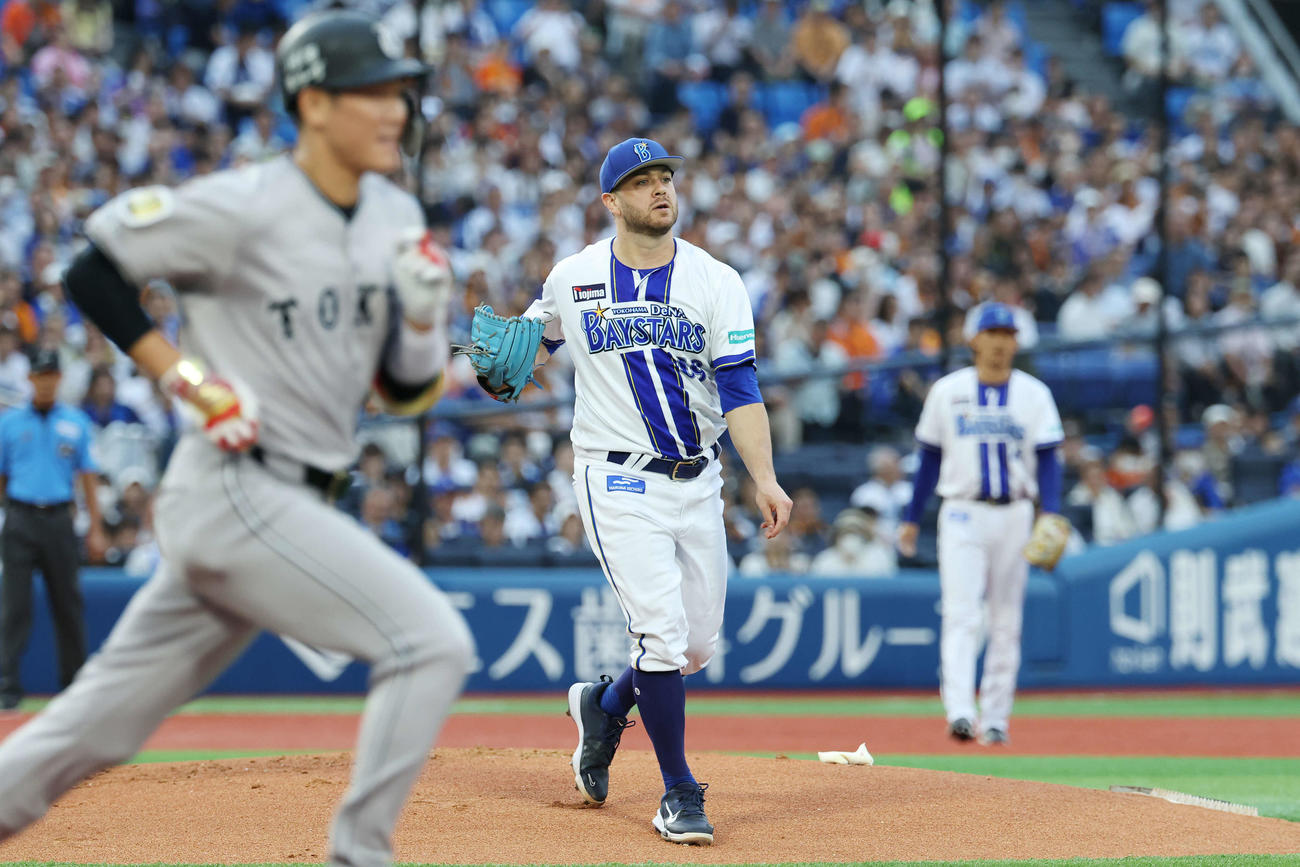 DeNA対巨人　2回表巨人無死、坂本を投ゴロに仕留めるケイ（撮影・宮地輝）