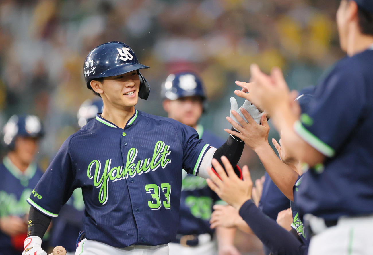 阪神対ヤクルト　2回表ヤクルト2死満塁、内山（左）は左越え満塁本塁打を放ちナインの祝福を受ける（撮影・上山淳一）