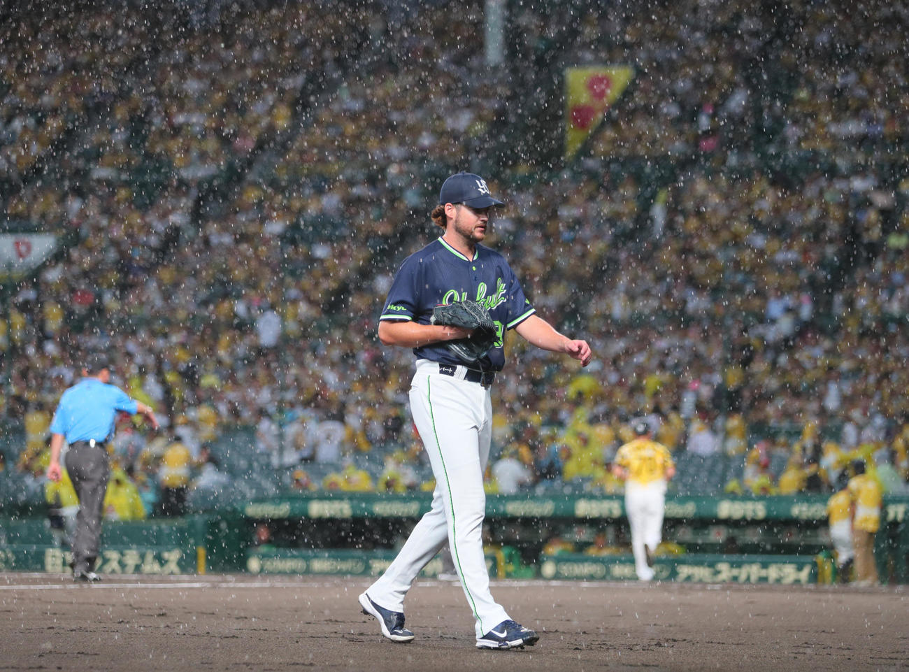 阪神対ヤクルト　2回裏、雨が強くなり中段となりベンチに引き上げるヤクルト先発ランバート（撮影・上山淳一）