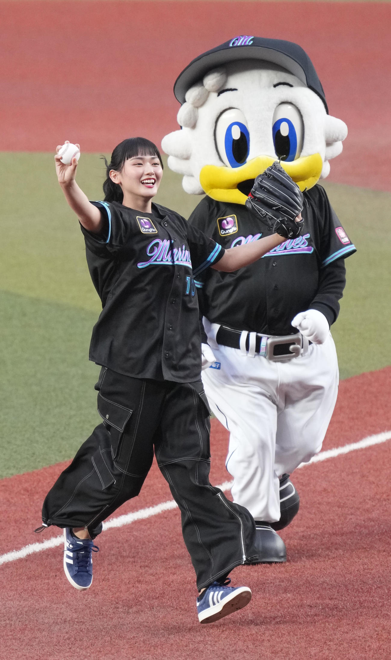 ロッテ対西武　始球式に臨む櫻坂46山﨑天（撮影・小沢裕）