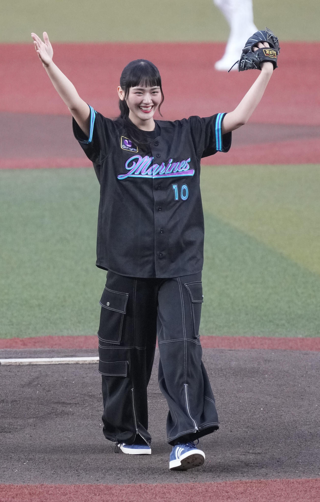 ロッテ対西武　始球式に臨む櫻坂46山﨑天（撮影・小沢裕）