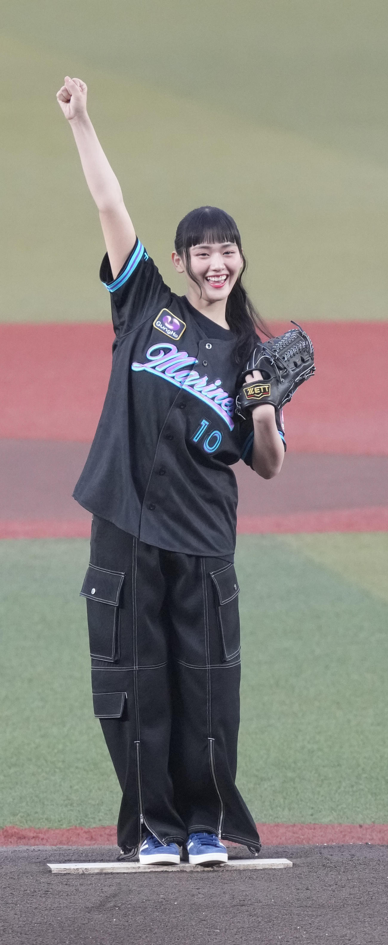 ロッテ対西武　始球式に臨む櫻坂46山﨑天（撮影・小沢裕）