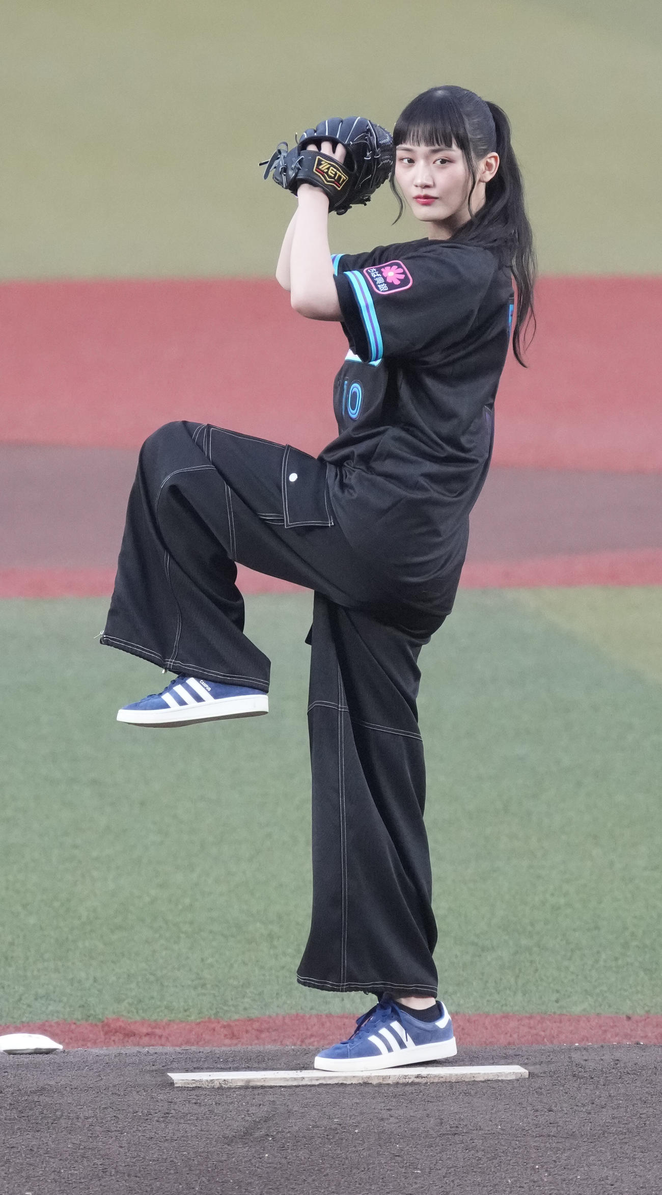 ロッテ対西武　始球式に臨む櫻坂46山﨑天（撮影・小沢裕）