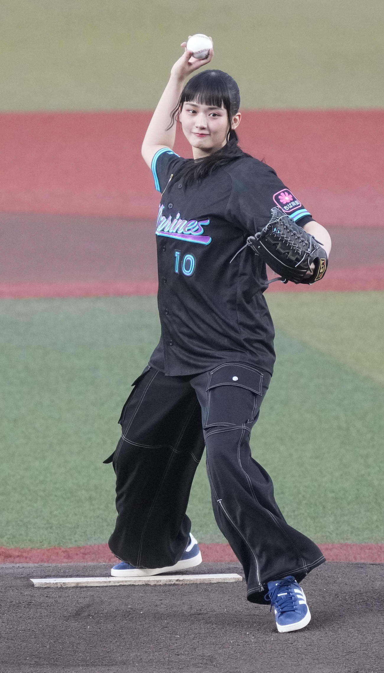 ロッテ対西武　始球式に臨む櫻坂46山﨑天（撮影・小沢裕）