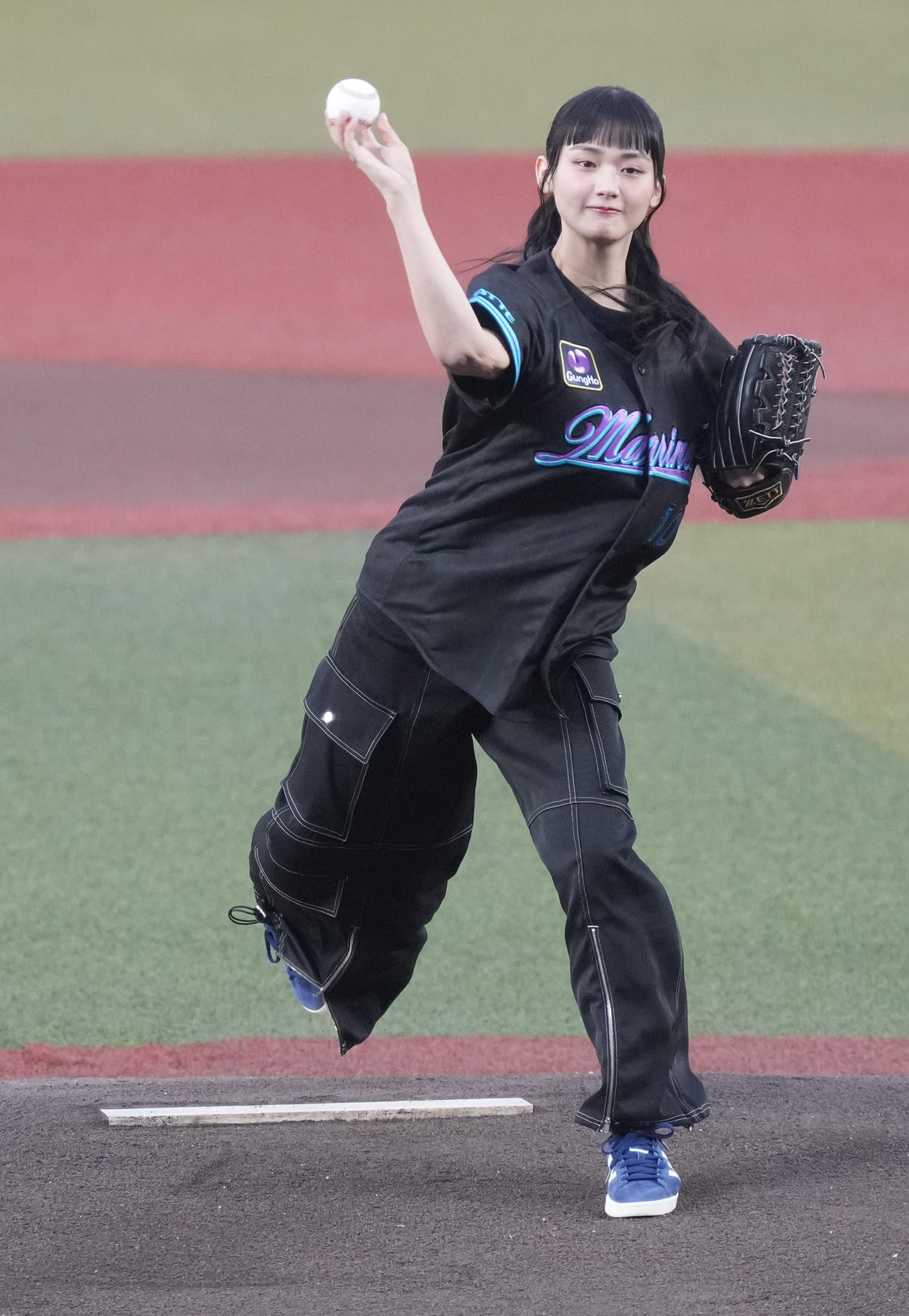 ロッテ対西武　始球式に臨む櫻坂46山﨑天（撮影・小沢裕）