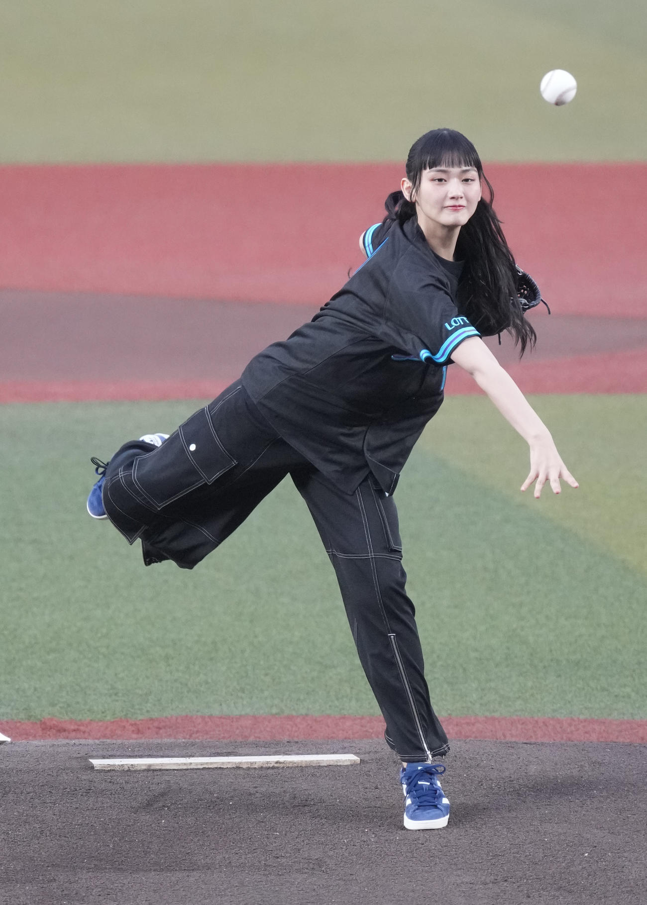 ロッテ対西武　始球式に臨む櫻坂46山﨑天（撮影・小沢裕）
