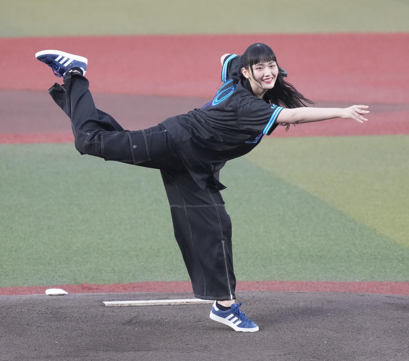 ロッテ対西武　始球式に臨む櫻坂46山﨑天（撮影・小沢裕）