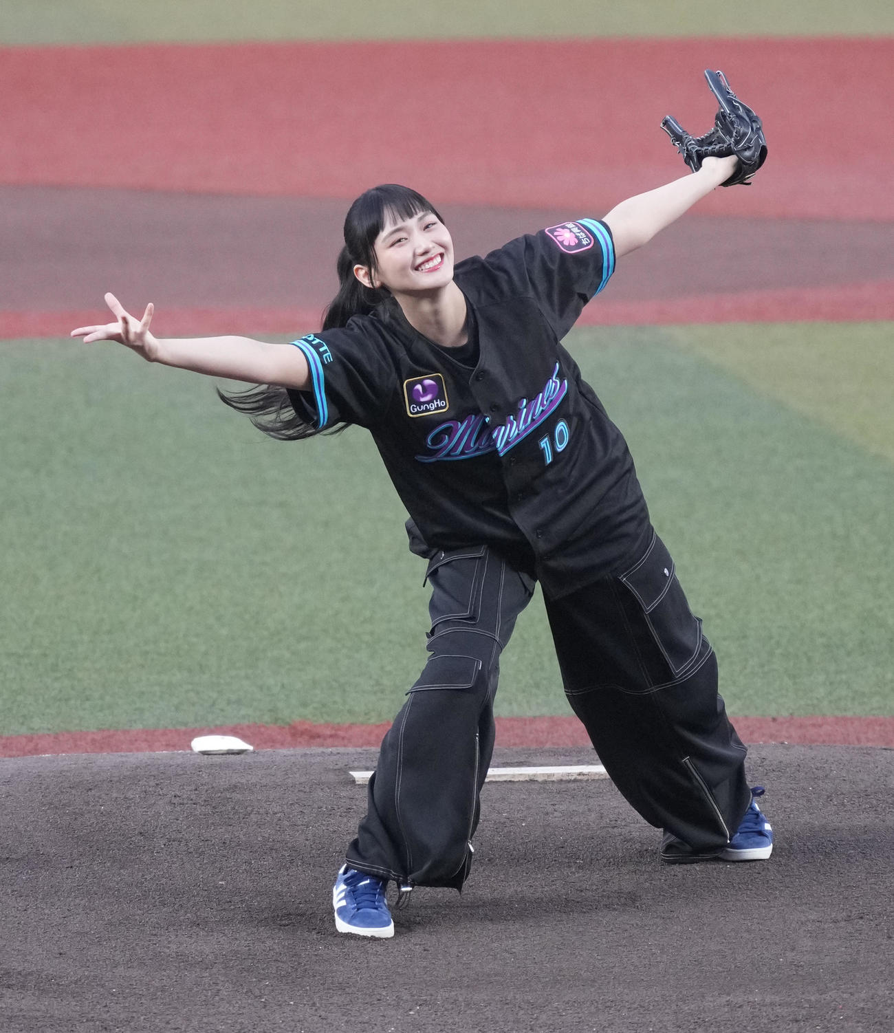 ロッテ対西武　始球式に臨む櫻坂46山﨑天（撮影・小沢裕）