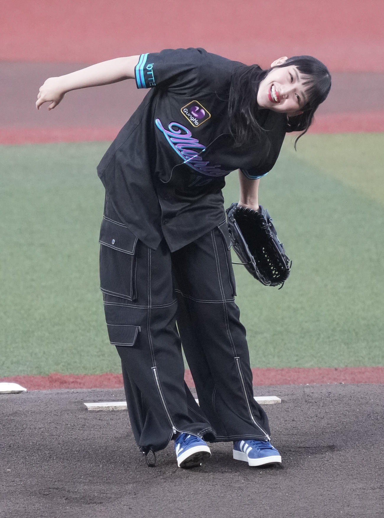 ロッテ対西武　始球式に臨む櫻坂46山﨑天（撮影・小沢裕）