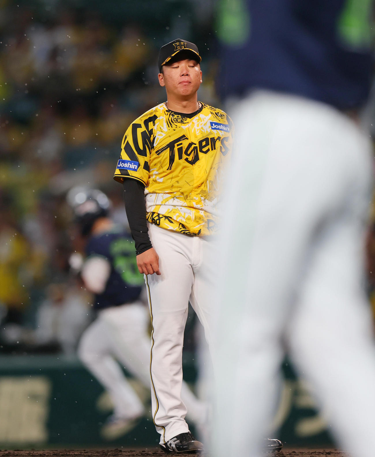 阪神対ヤクルト　2回表ヤクルト2死満塁、村上は内山に左越え満塁本塁打を浴びる（撮影・上山淳一）