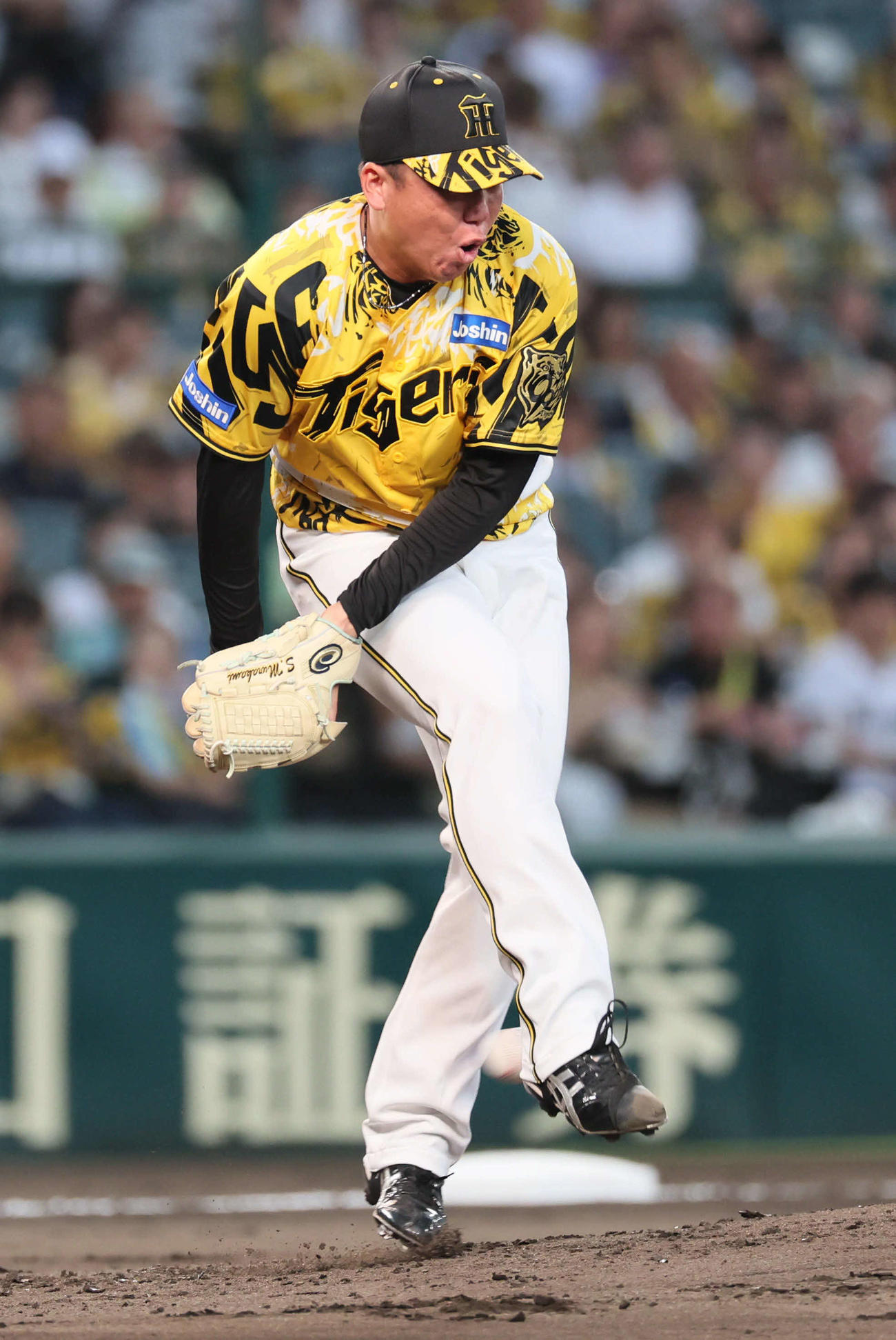 阪神対ヤクルト　2回表ヤクルト1死、村上は伊藤に中前打を浴びる（撮影・宮崎幸一)