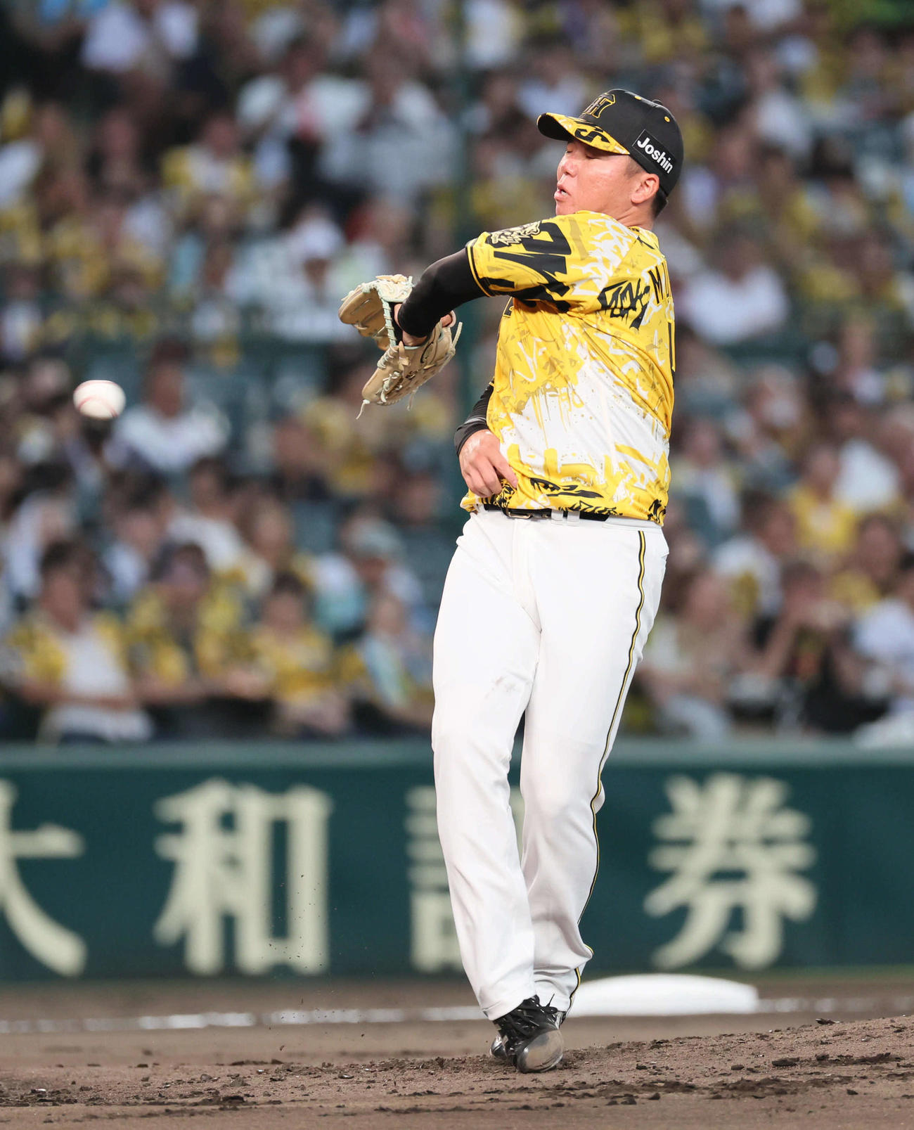 阪神対ヤクルト　2回表ヤクルト2死、村上は古賀の中前打にグラブを出す（撮影・宮崎幸一)