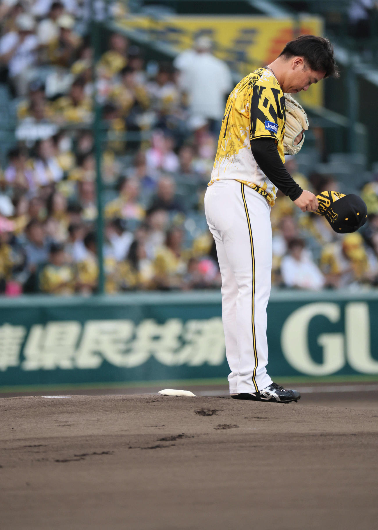 阪神対ヤクルト　阪神先発の村上は、きれいなグラウンドについた足跡の向こうで一礼する（撮影・宮崎幸一)