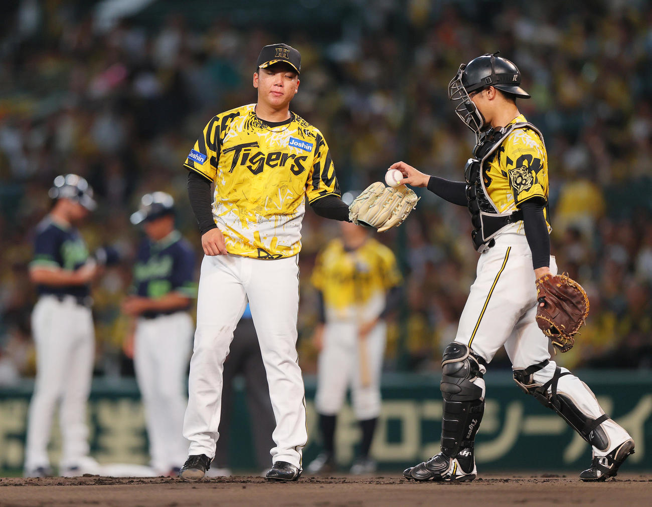 阪神対ヤクルト　2回表ヤクルト2死一、三塁、村上（左）はランバートに投前適時内野安打を浴びる（撮影・上山淳一）