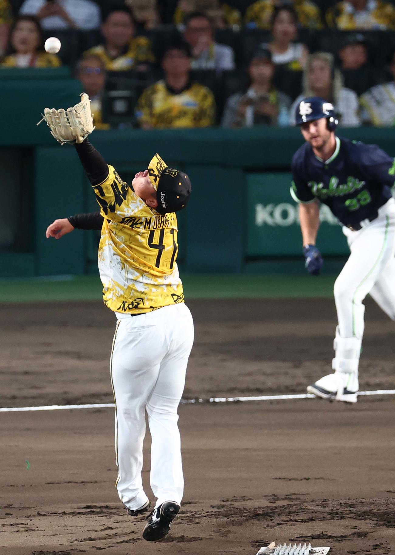 阪神対ヤクルト　2回表ヤクルト2死一、三塁、村上はランバートの打球にグラブをのばすも捕れず先制適時打を許す（撮影・上田博志）