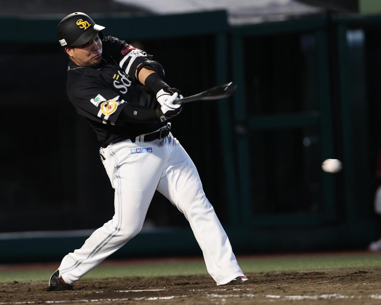 楽天対ソフトバンク　4回表ソフトバンク1死一塁、左前打を放つ山川（撮影・水谷安孝）