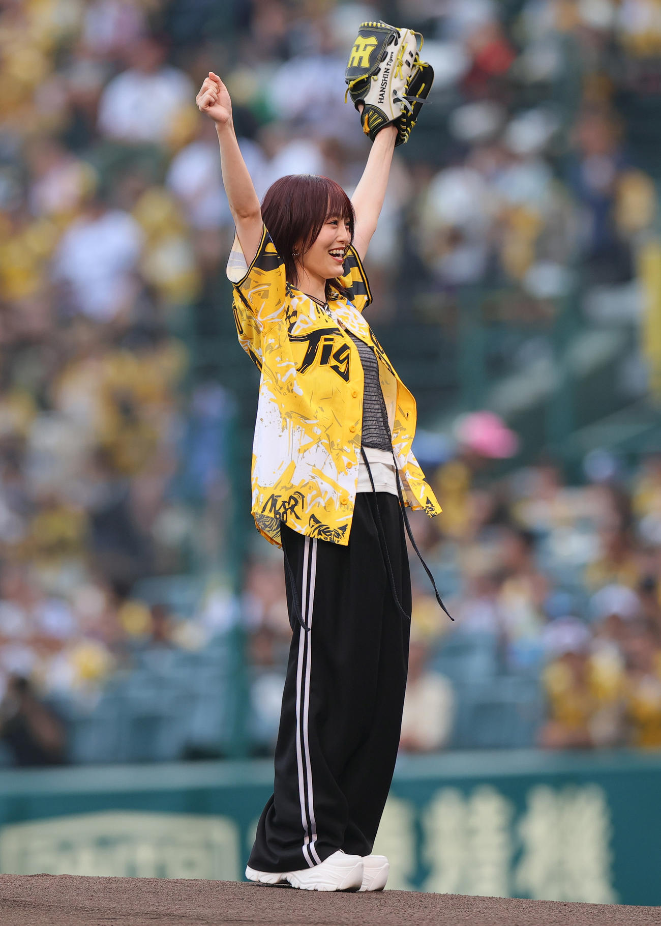 阪神対ヤクルト　ファーストピッチで投球する山本彩（撮影・上山淳一）