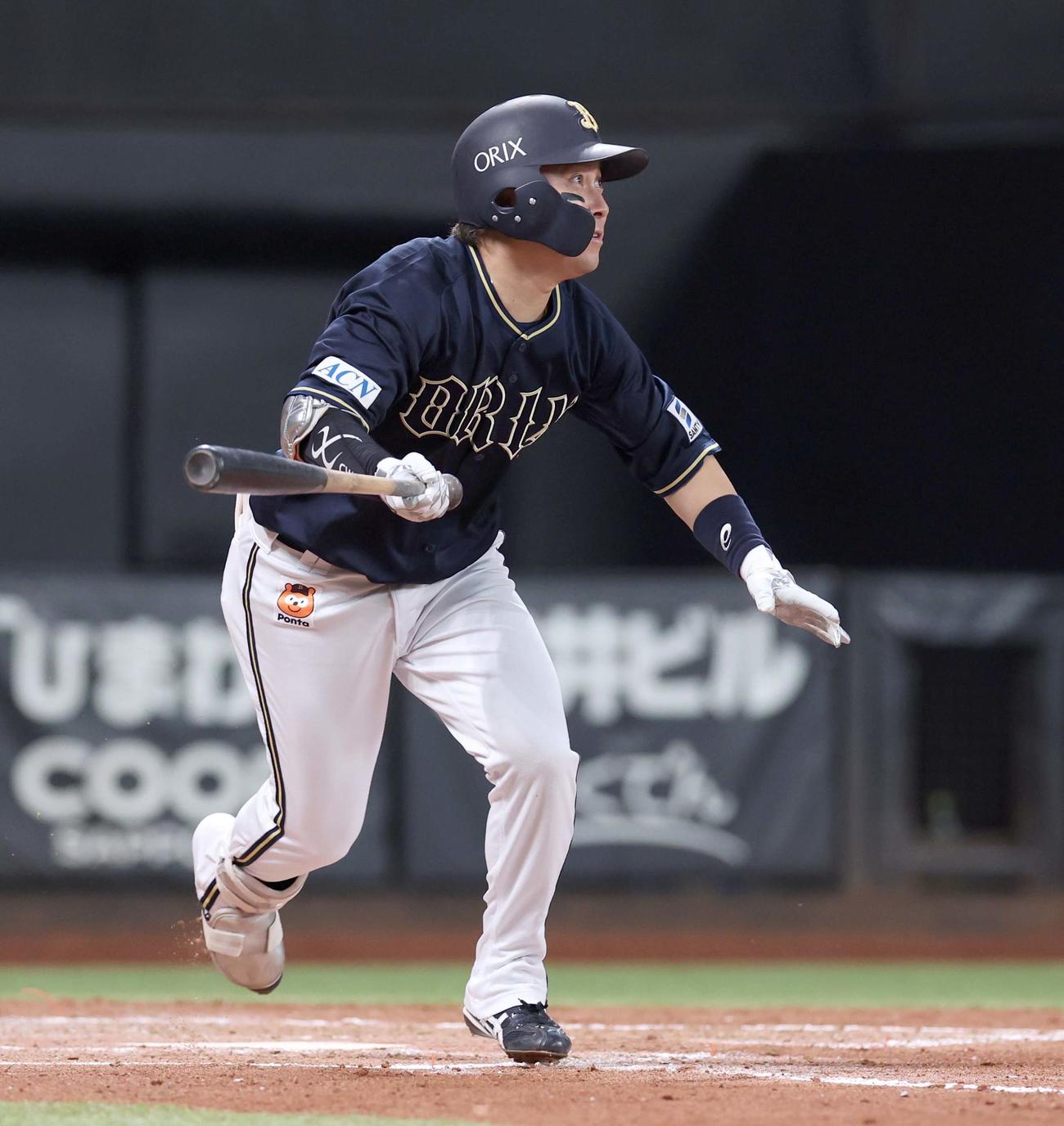 日本ハム対オリックス　3回表オリックス2死一、二塁、中前適時打を放つ西野（撮影・黒川智章）