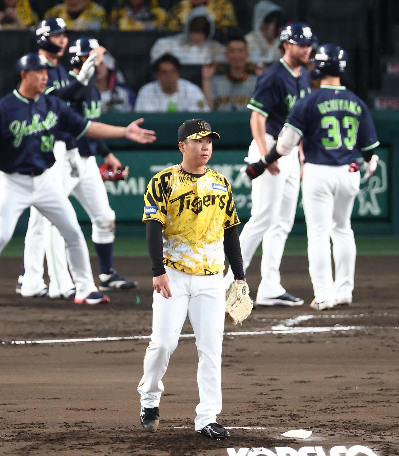 阪神対ヤクルト　2回表ヤクルト2死満塁、村上は内山（右）に満塁本塁打を浴びる（撮影・上田博志）