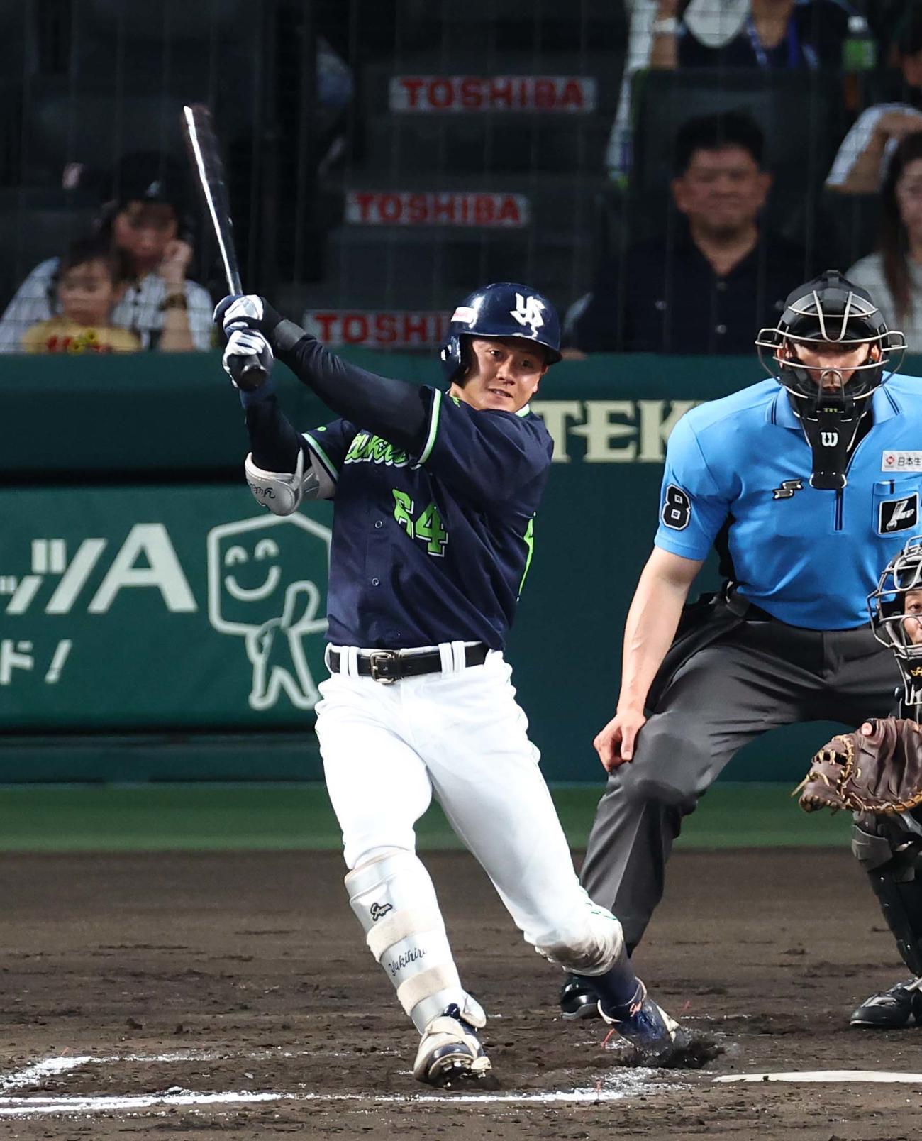 阪神対ヤクルト　2回表ヤクルト2死一、二塁、岩田は左前適時打を放つ（撮影・上田博志）