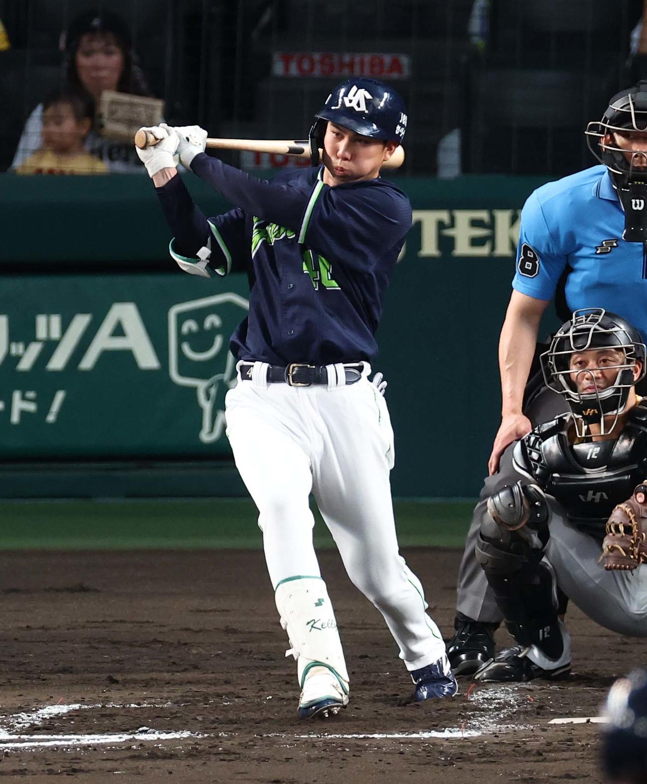 阪神対ヤクルト　2回表ヤクルト2死一、二塁、太田は右前打を放つ（撮影・上田博志）