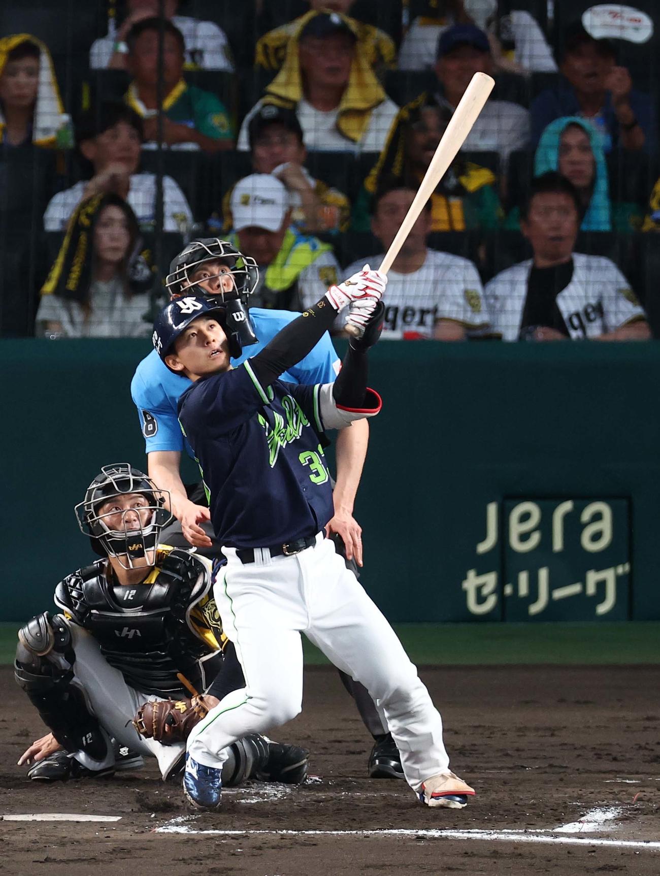 阪神対ヤクルト　2回表ヤクルト2死満塁、内山は満塁本塁打を放つ（撮影・上田博志）