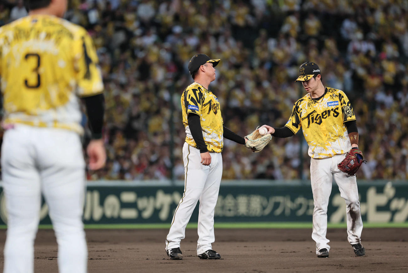 阪神対ヤクルト　2回表ヤクルト2死一、三塁、村上はランバートの打球を捕れず先制を許す。右は中野（撮影・宮崎幸一)