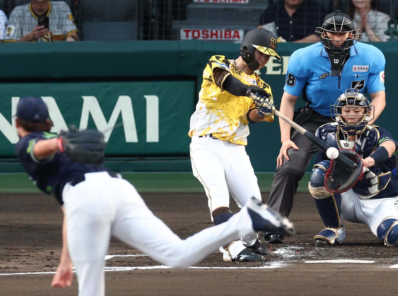 阪神対ヤクルト　1回裏阪神1死、中野は右前打を放つ（撮影・上田博志）
