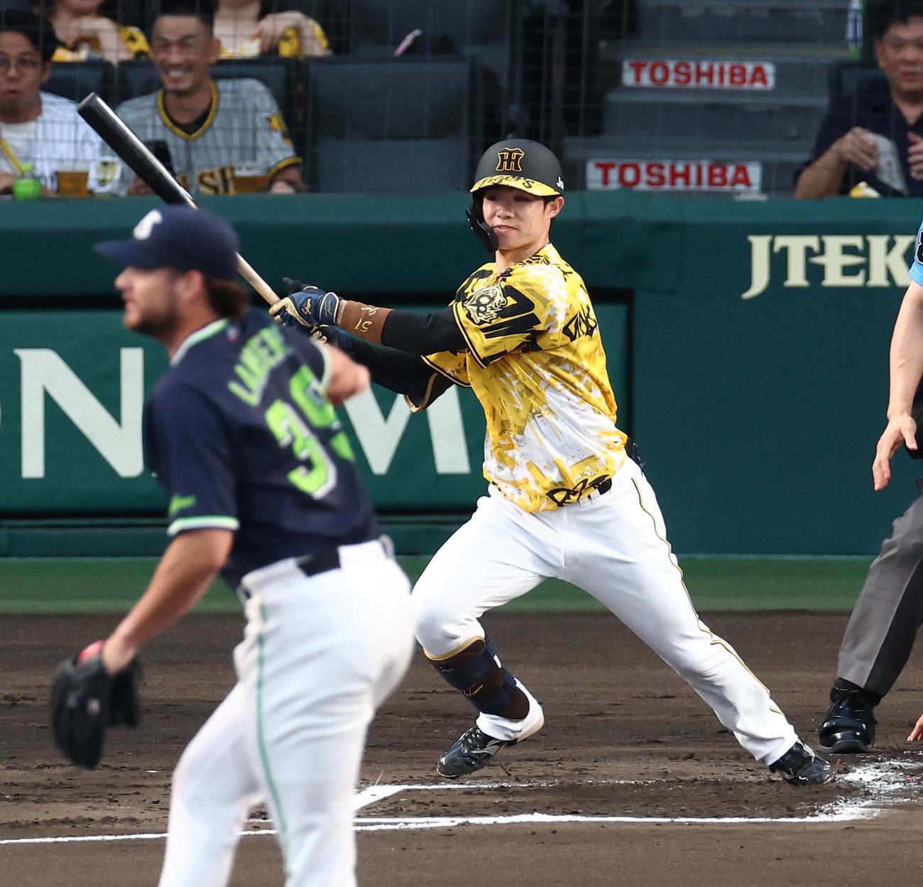 阪神対ヤクルト　1回裏阪神1死、中野は右前打を放つ（撮影・上田博志）