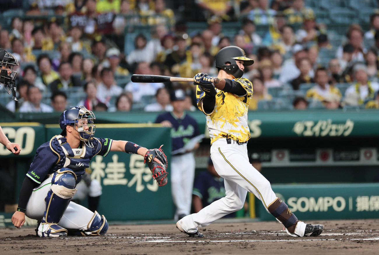 阪神対ヤクルト　1回裏阪神1死、中野は右前打を放つ（撮影・宮崎幸一)