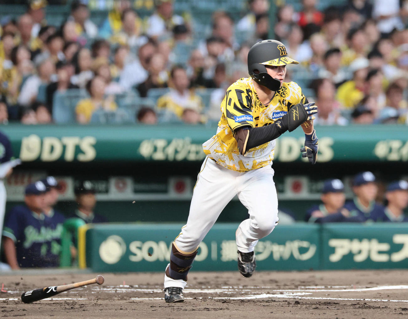 阪神対ヤクルト　1回裏阪神1死、中野は右前打を放つ（撮影・宮崎幸一)