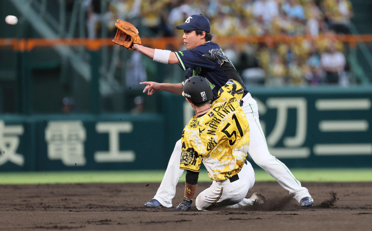 阪神対ヤクルト　1回裏阪神1死一塁、打者森下の時、中野は二盗を決める（撮影・宮崎幸一)
