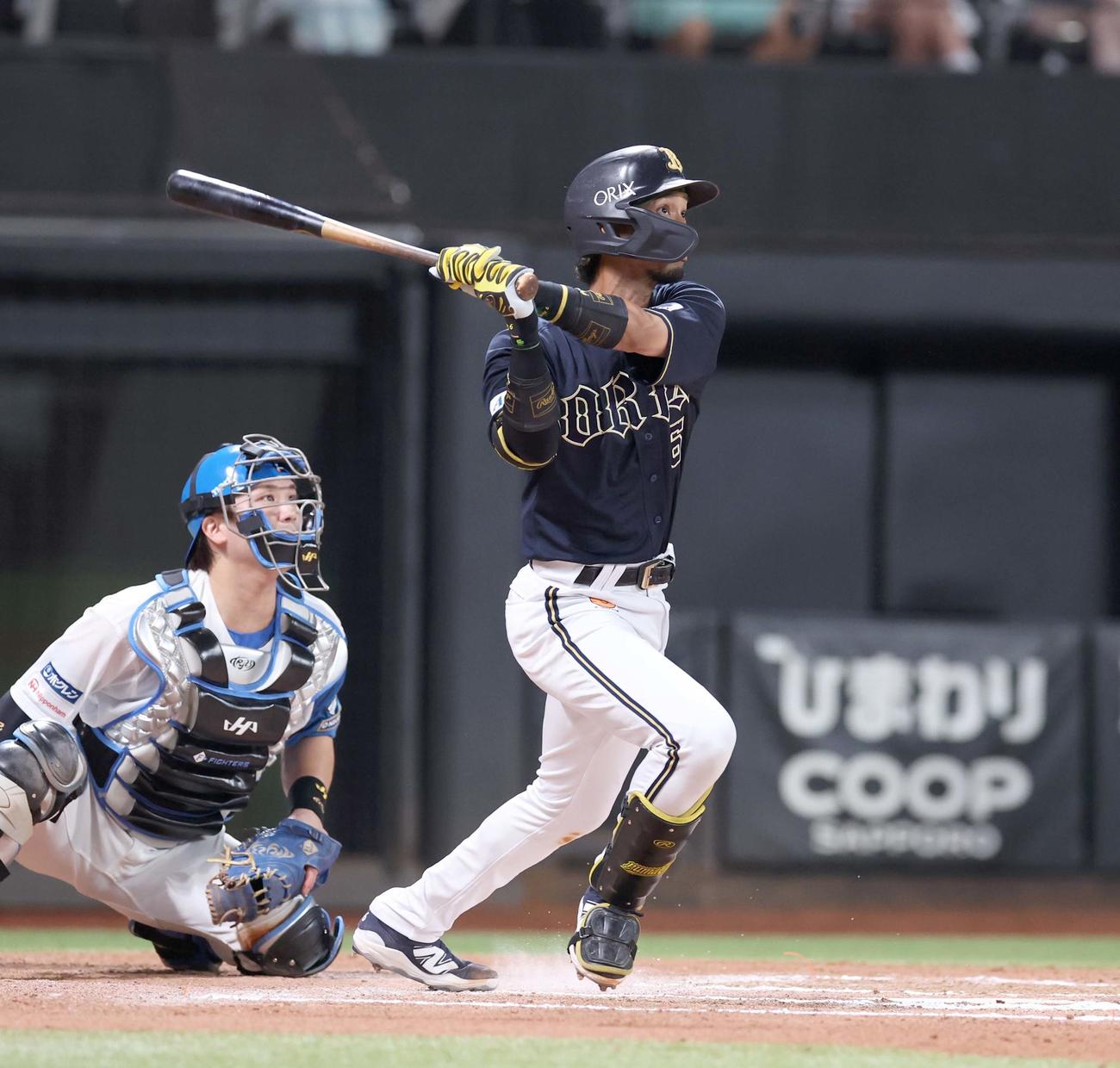 日本ハム対オリックス　6回表オリックス2死二、三塁、右越え3点本塁打を放つ宗（撮影・黒川智章）