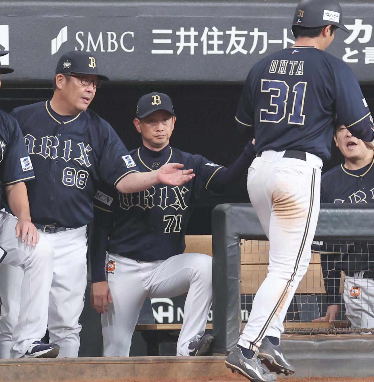 日本ハム対オリックス　3回表、生還した太田を出迎える岸田監督（左から2人目）（撮影・黒川智章）
