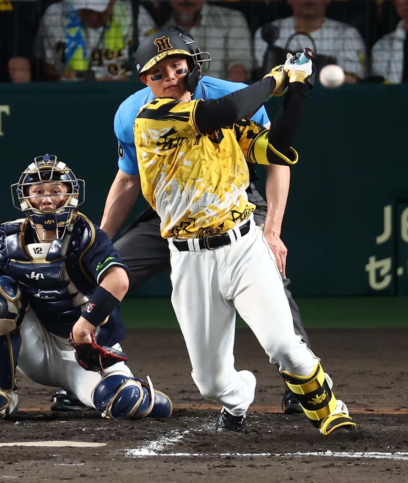 阪神対ヤクルト　4回裏阪神無死、森下は安打を放つ（撮影・上田博志）