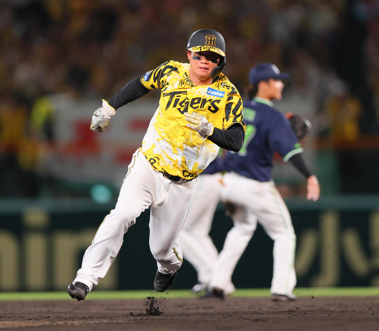 阪神対ヤクルト　4回裏阪神無死一塁、一走森下は佐藤輝の右前打で三塁に向かう（撮影・上山淳一）