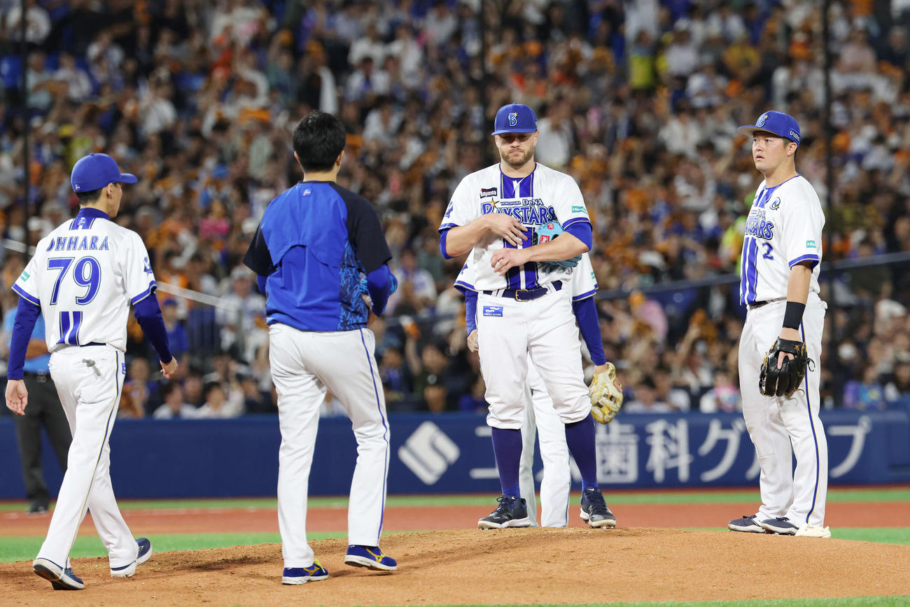 DeNA対巨人　8回表巨人2死三塁、丸に中適時二塁打を浴びたケイ（撮影・宮地輝）