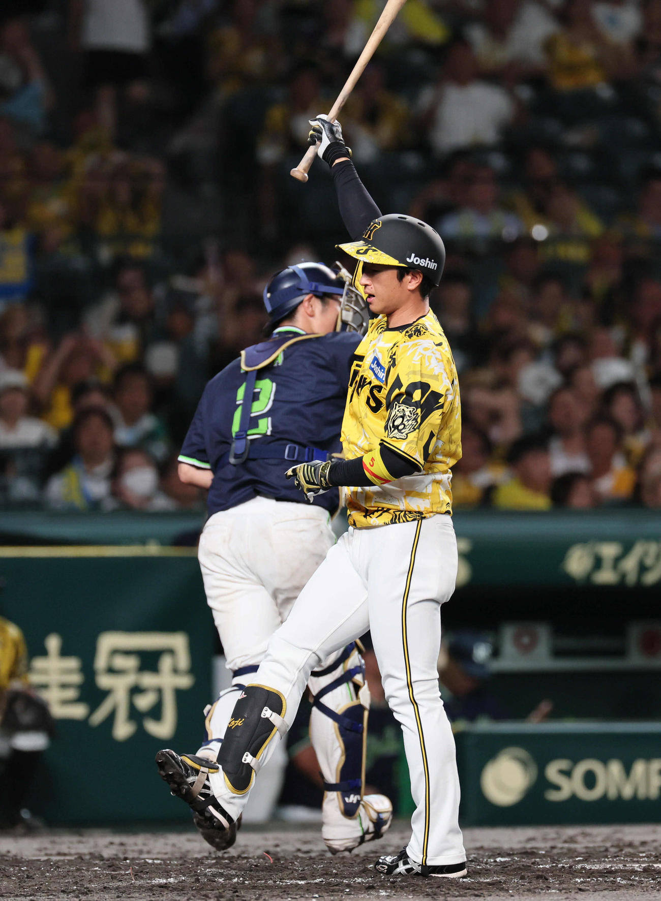 阪神対ヤクルト　4回裏阪神2死満塁、近本は空振り三振に倒れる（撮影・宮崎幸一)