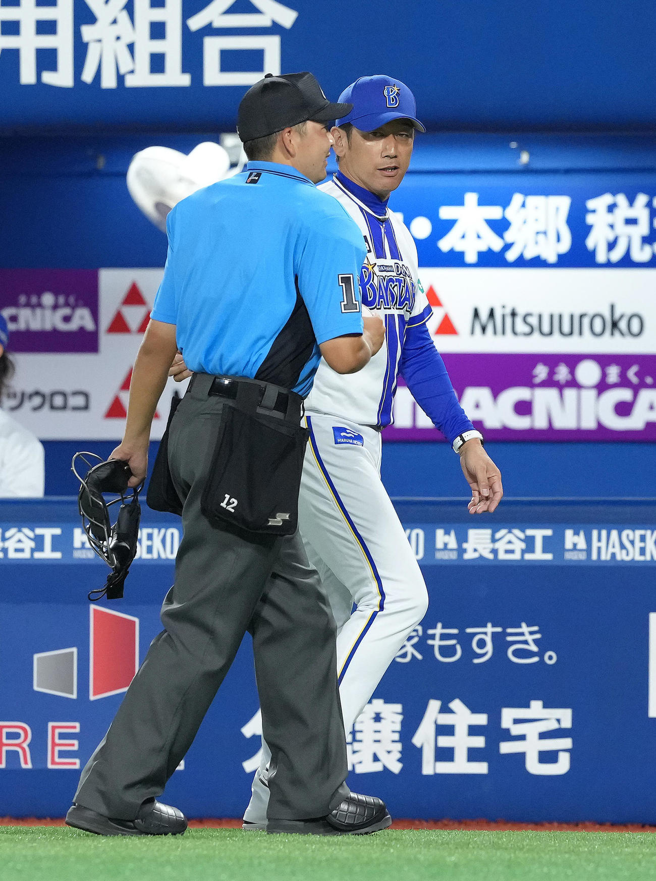 DeNA対巨人　10回途中、DeNA入江の投手交代を告げる三浦監督（撮影・足立雅史）