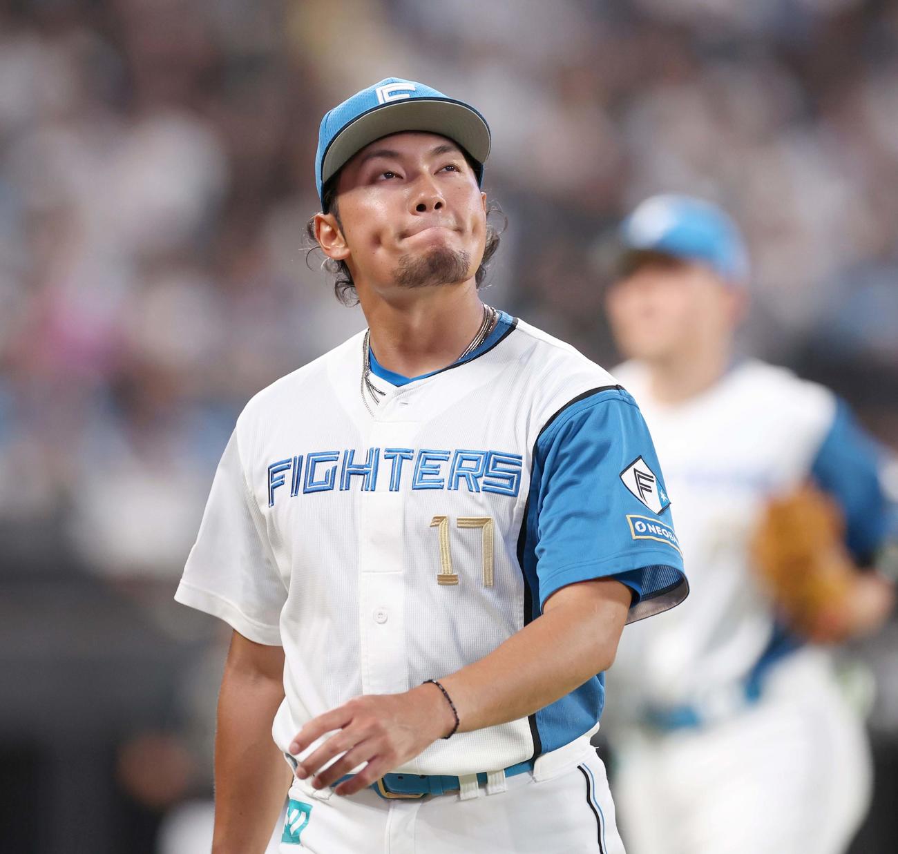 日本ハム対オリックス　5回表、失点し顔をしかめ引き揚げる伊藤（撮影・黒川智章）