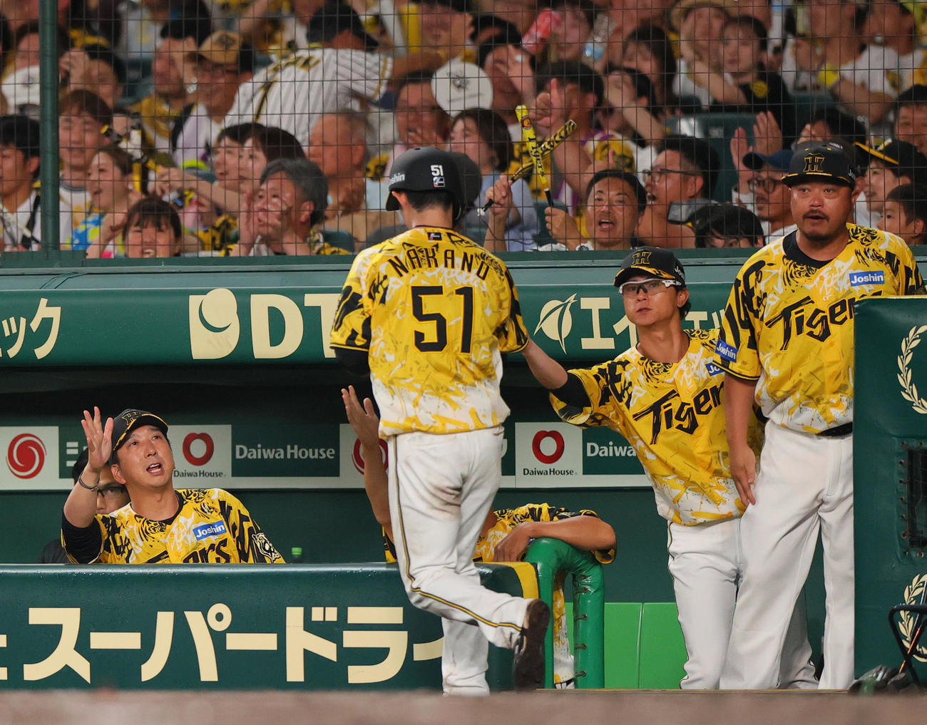 阪神対ヤクルト　5回裏阪神無死満塁、藤川監督（左）は大山の右犠飛で生還した三走中野（手前）を出迎える（撮影・上山淳一）
