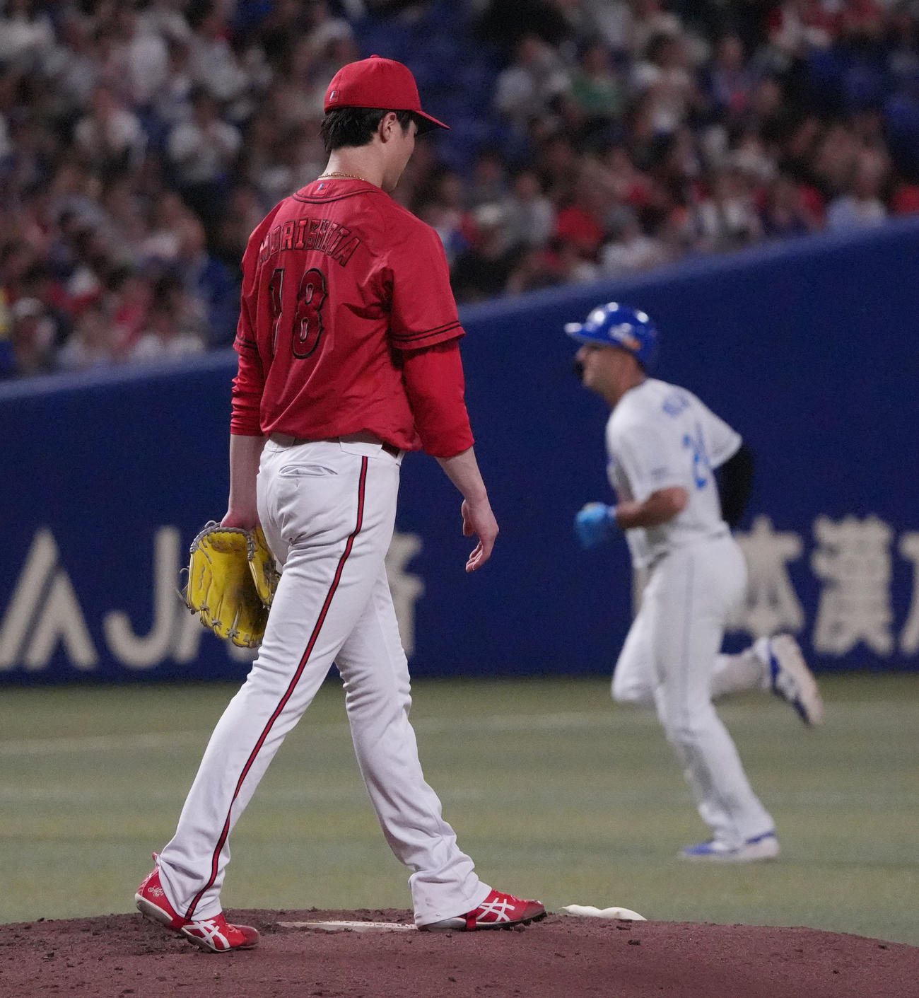 中日対広島　5回裏中日無死、森下（左）はボスラーに本塁打を打たれる（撮影・森本幸一）