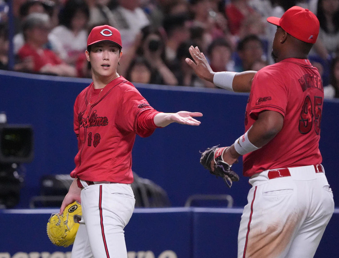中日対広島　3回終了、モンテロ（右）とタッチを交わしベンチへ戻る森下（撮影・森本幸一）